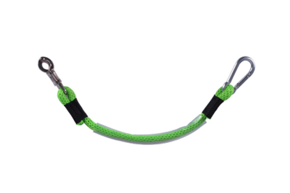 De Vastzetlijn 90 cm - Lime is een touw welke in de trailer gebruikt kan worden om paarden snel en veilig vast te zetten. Voorzien van een karabijnhaak.