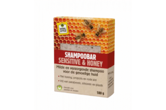 VITALstyle Sensitive & Honey Shampoobar is een handgemaakte shampoobar speciaal voor de gevoelige huid van paarden en honden. De shampoobar ondersteunt het natuurlijk herstellend vermogen van de huid, zuivert, verzorgt en verzacht de huid en zorgt voor een goede flora op de huid.
