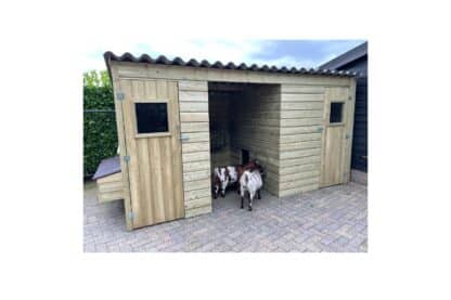 De  maatwerk Combinatie kippen en - geiten stal met afdak is een passende stal voor (klein) vee gemaakt van geïmpregneerd hout, vezelcementen golfplaten en degelijke scharnieren en sloten. 