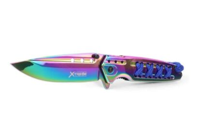 Het X-Treme zakmes Rainbow is een kleurrijk in het oog springend eenhandsmes. Het zakmes Rainbow heeft een droppoint lemmet en opengewerkte schalen. Het gehele mes is afgewerkt met een titanium coating die zorgt voor een prachtig regenboog effect. Het zakmes beschikt over een draagclip en duimstuds.
