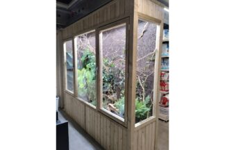 Het Maatwerk terrarium Nature is een zeer degelijk en net afgewerkt glazen terrarium met geïmpregneerd houten frame uit eigen productie. De zijwanden zijn aan de binnenkant bekleed met kurk panelen. Dit om het een mooi natuurlijk uiterlijk te geven.