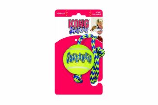 De Kong SqueakAir bal met touw combineert twee klassieke hondenspeeltjes - de tennisbal en de pieper - om het perfecte apporteerspeeltje te creëren. De duurzame, hoge kwaliteit SqueakAir Tennisbal zal de tanden van uw hond niet afslijten. Hij is gemaakt van een speciaal niet-schurend vilt.