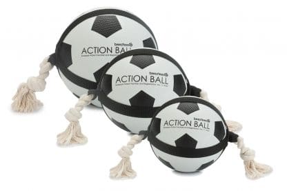 De Beeztees Action bal met touw is een hondenspeeltje wat al jaren lang mee gaat! Dit tijdloze model is goed voor uren speelplezier.