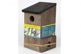 Gardman Multi nestkast is gemaakt van FSC gecertificeerd hout en heeft verwisselbare voorfrontjes met gaten van verschillende groottes. Het voordeel van de verwisselbare voorfrontjes is dat uw vogelhuis voor verschillende vogelsoorten toegankelijk kan zijn.