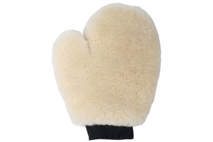 De poetshandschoen Merino is een wollen handschoen met elastische boord. Strijk na het poetsen over de vacht van je paard met de handschoen, dit zorgt voor een optimaal glanseffect.