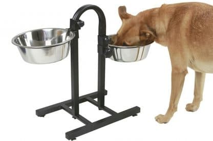 De Kerbl Feeding Bar Deluxe is ideaal voor het voeren of water geven van honden op hoogte. Zo kunt u de elke bak op een eigen hoogte instellen. Dit extra handig wanneer u meerdere honden heeft.