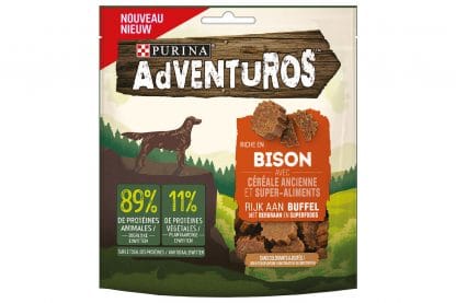 De Purina Adventuros Buffelsmaak snack bevat geen toegevoegde kunstmatige kleurstoffen.