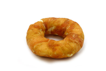 De Rawhide donut met kip is een kauwsnack van puur runderhuid, slokdarm en kip. Gezond en lekker! De donuts zijn goed verteerbaar, doordat de voedingsstoffen weinig tot geen belasting opleveren voor het maag/darmkanaal van de hond.