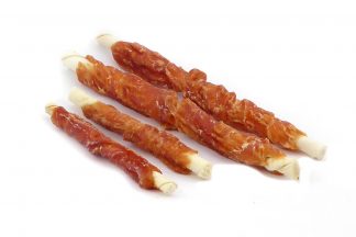 De Rawhide met kip is een kauwsticks gedraaid uit gezuiverd runderhuid van premium kwaliteit. Deze sticks zijn omwikkeld met kip, waardoor ze extra lekker zijn. Deze snack kan gegeven worden als aanvulling op de dagelijkse maaltijd, en is tevens goed voor het gebit van je hond.